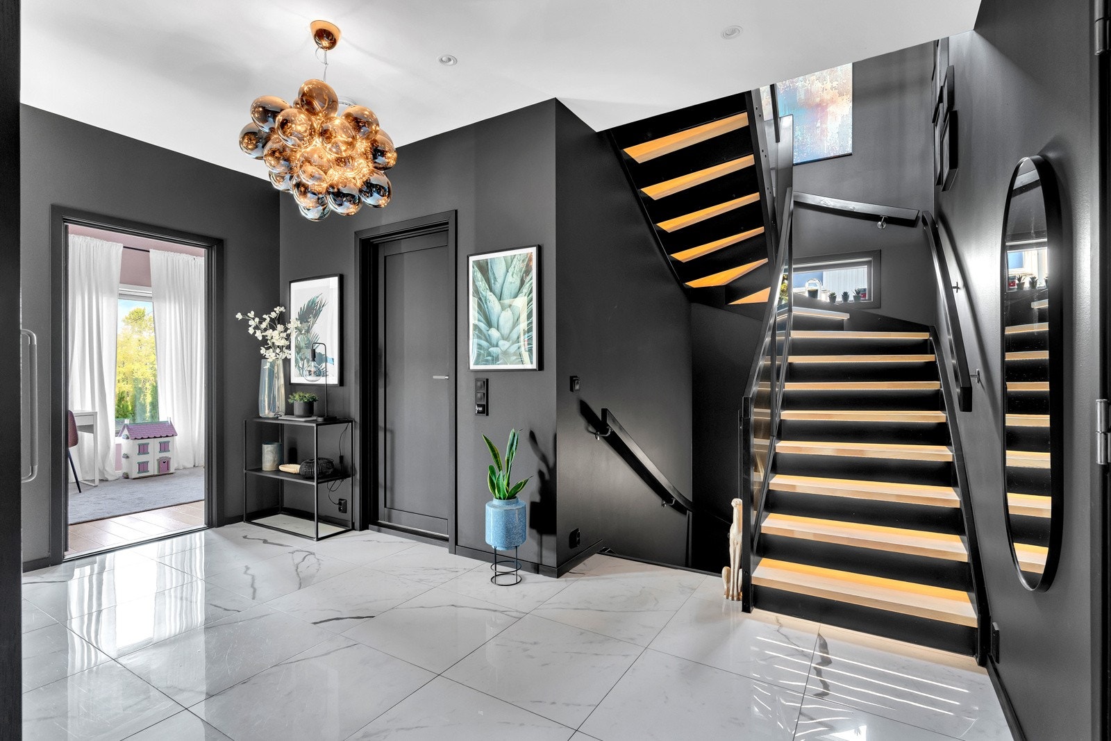 Inngangspartiet byr på en romslig og inviterende atmosfære med sitt overbygde design Galleribilde