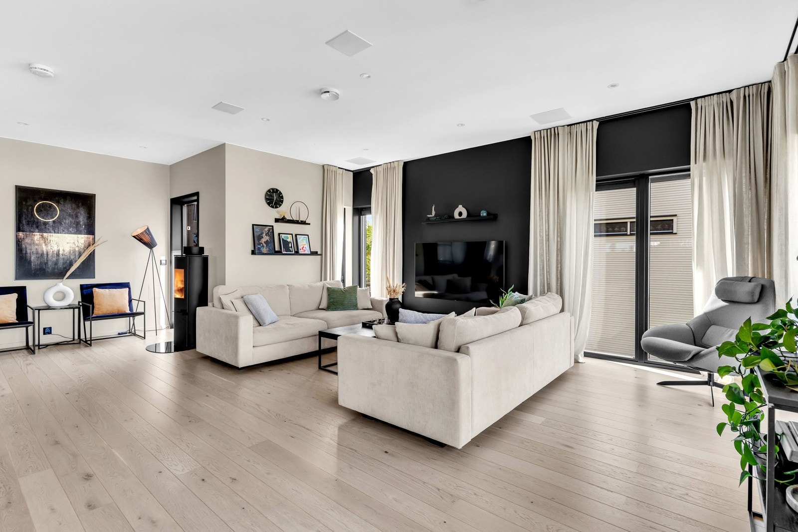 Eikeparkett på gulvet og store vindusflater bidrar til et varmt og lyst miljø, der dagslyset flommer inn og komplementeres av downlights etter mørkets frembrudd Galleribilde