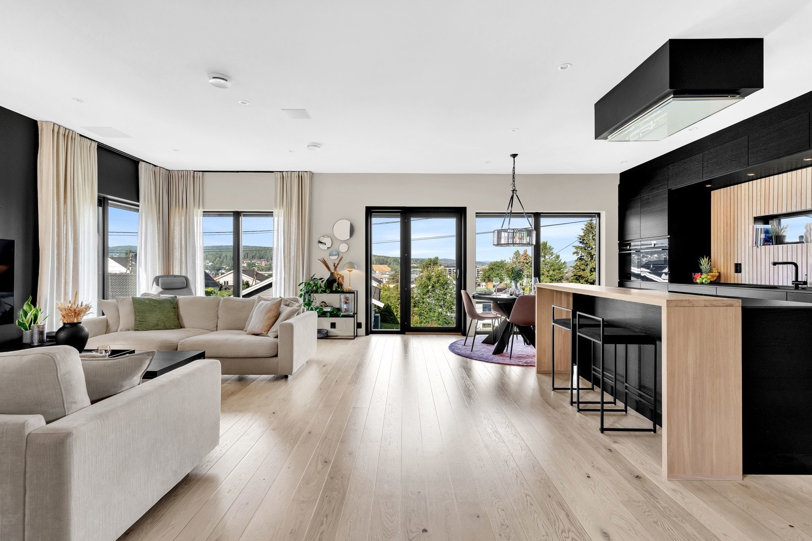 Romhøyden på 2,67 meter gir en herskapelig og luftig romfølelse. Her er det muligheter for å sette sitt eget preg, enten man ønsker en minimalistisk stil eller en mer smakfull og frodigere stil. Galleribilde