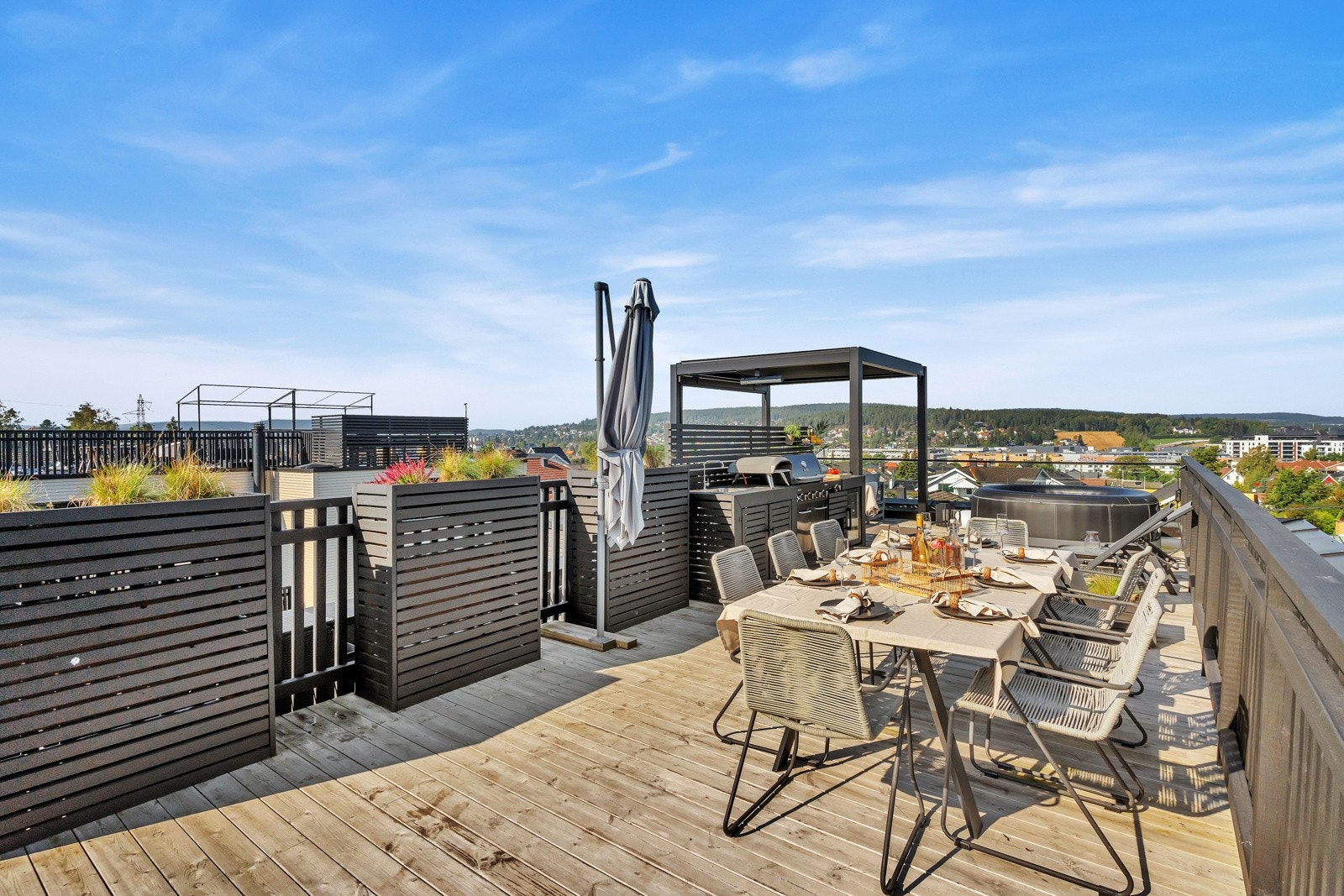 Takterrassen på hele 54 kvm byr på rikelig med uteplass for avslapning og sosiale sammenkomster Galleribilde