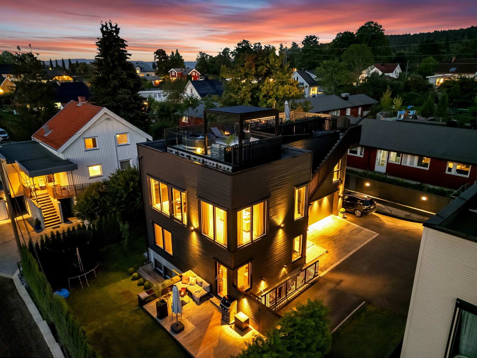 Moderne funkisvilla fra 2019 med integrert dobbelgarasje og storslått takterrasse. Praktikantdel. Må oppleves! Galleribilde