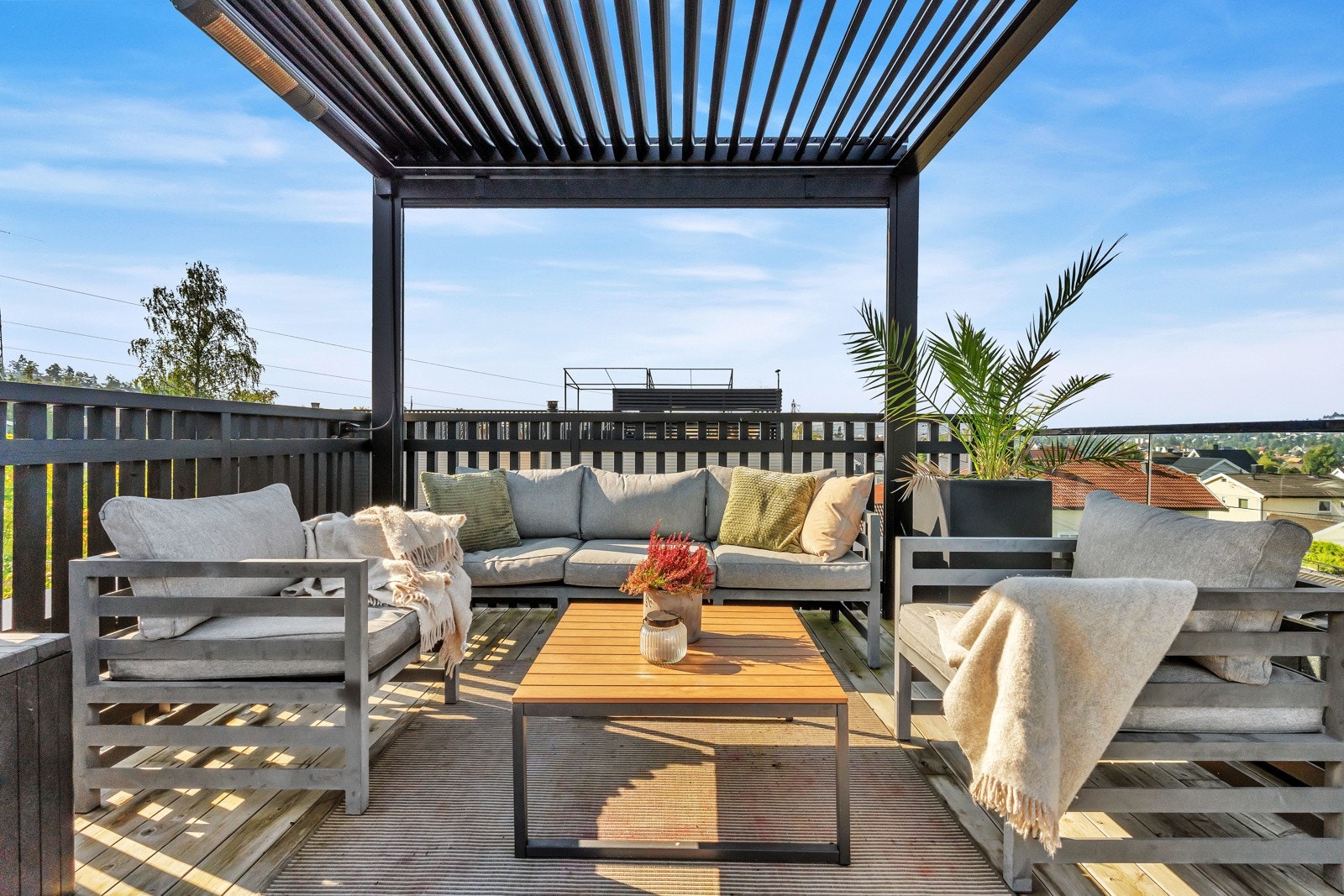 Flere soner med god plass til utemøblement. Galleribilde