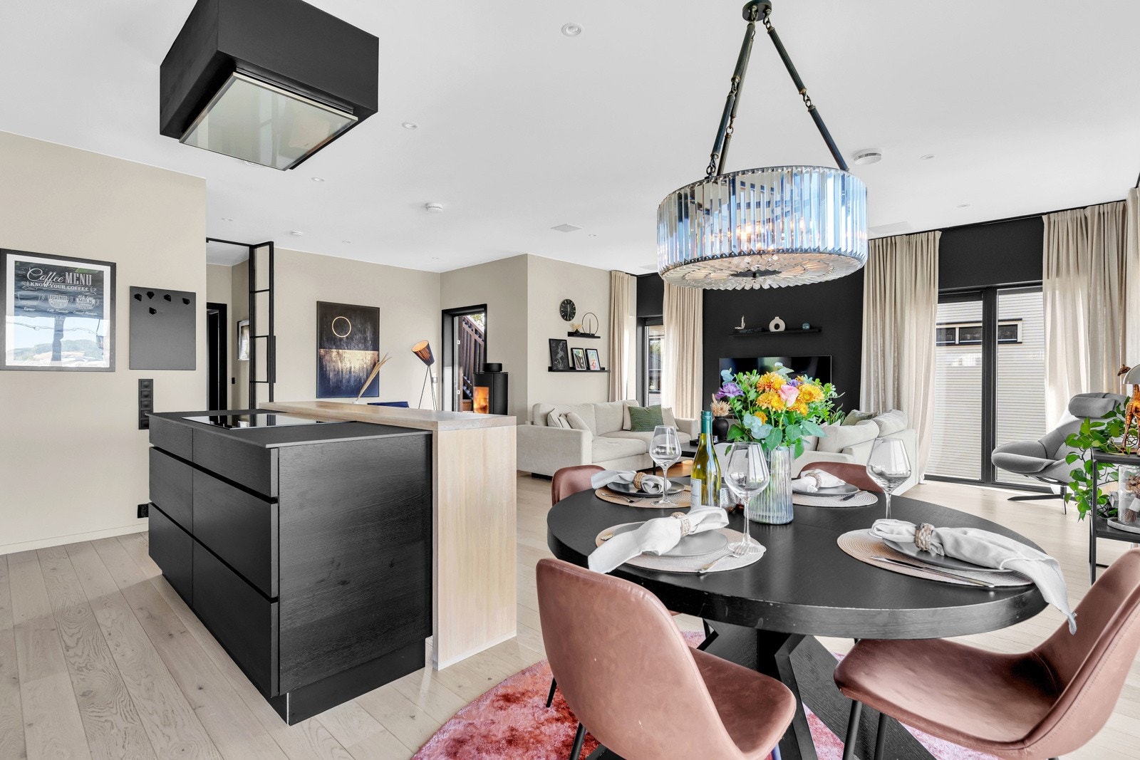 Her er det god plass til oppbevaring av servise og tilbehør i et eventuelt sidebord eller skjenk, som kan plasseres langs veggene uten å forstyrre rommets flyt. Galleribilde