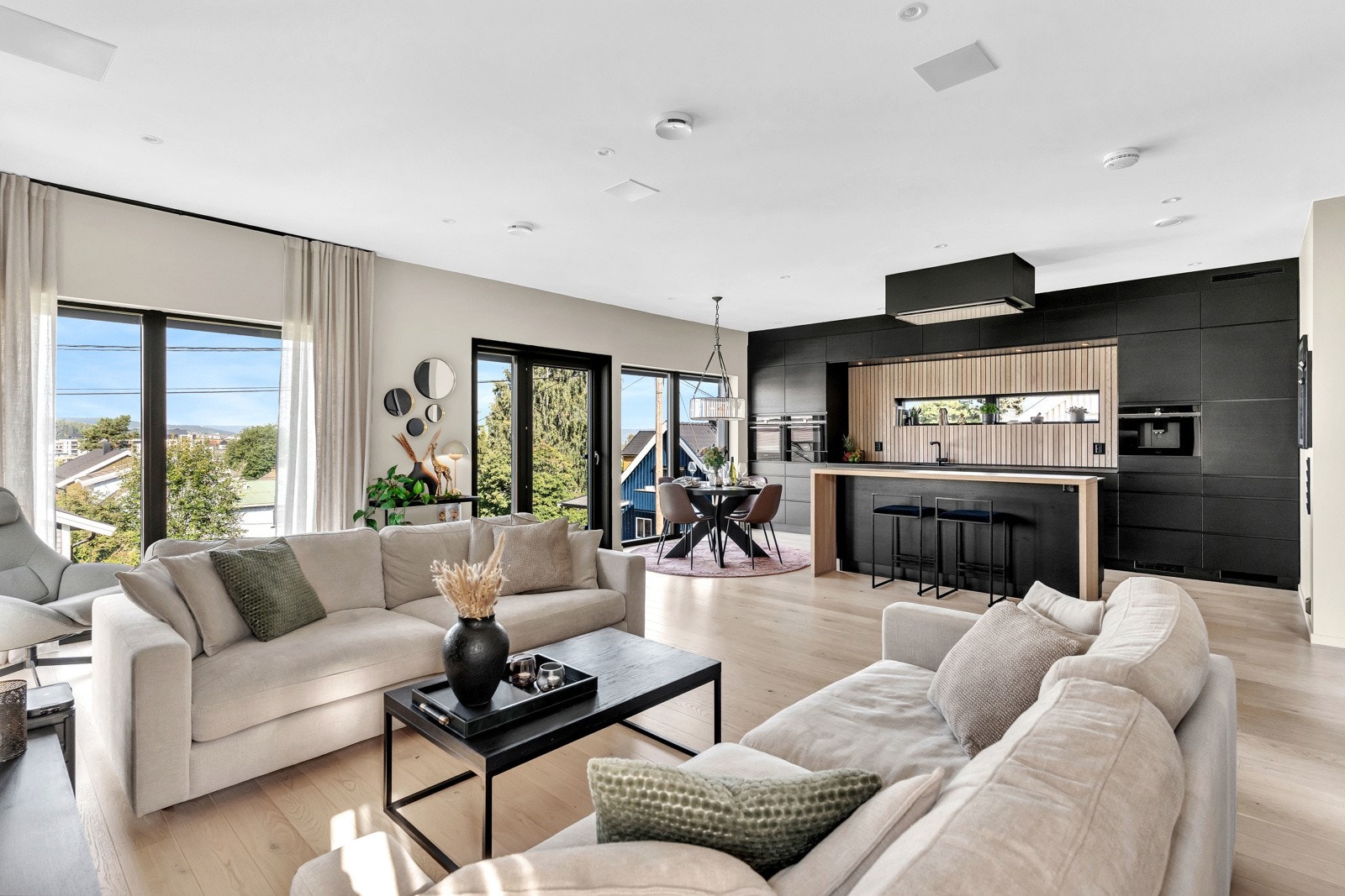 Elegant fargepalett og påkostet materialvalg gir rommet en eksklusiv følelse som passer godt inn i boligens moderne funkisstil. Galleribilde