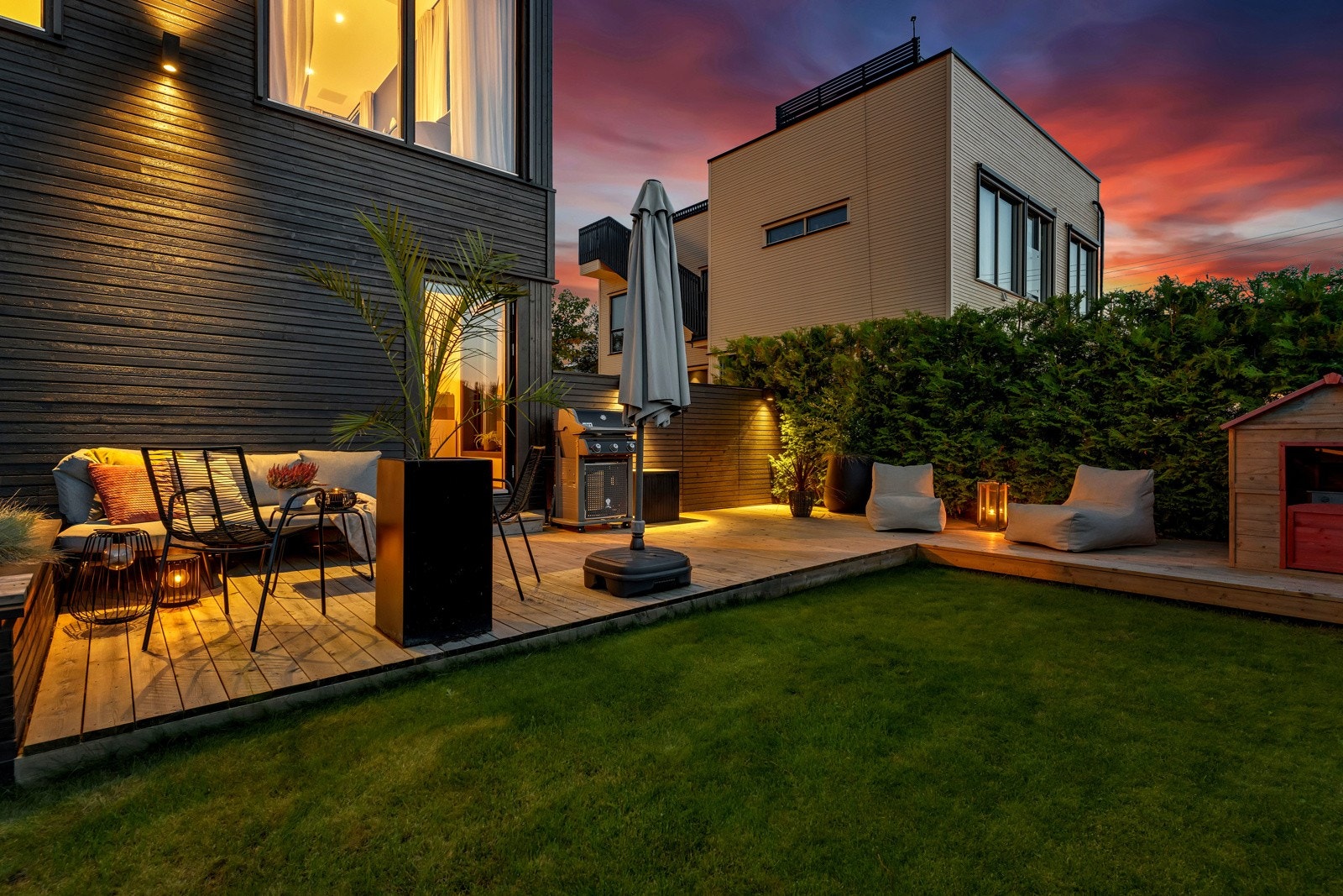 Den er anlagt med plen og prydbusker, noe som skaper et innbydende og grønt utemiljø. Galleribilde