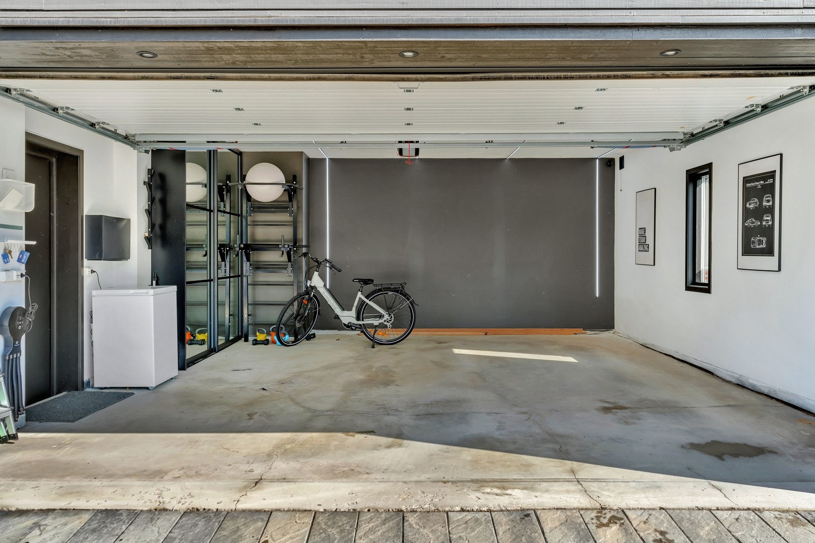 Garasjen har elektrisk port for enkel tilgang, og er utstyrt med elbillader for moderne kjøretøybehov. Galleribilde