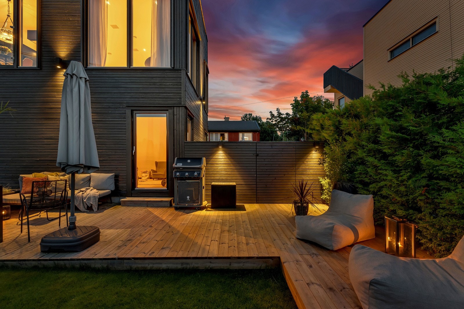 Med sin størrelse og utforming er tomten et attraktivt element ved denne eiendommen, og den kan danne rammen for mange fine stunder i solen for både store og små. Galleribilde