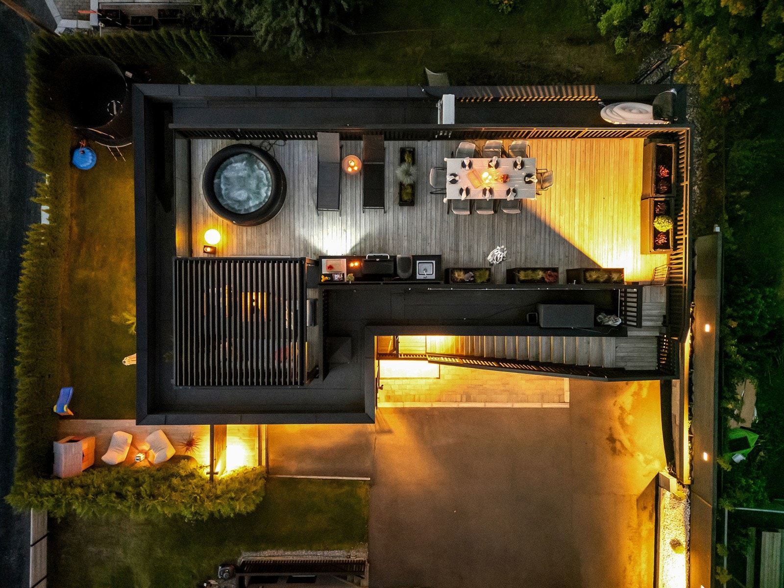 Denne moderne funkisvillaen fra 2019 leverer en imponerende kombinasjon av stil og funksjonalitet. Galleribilde