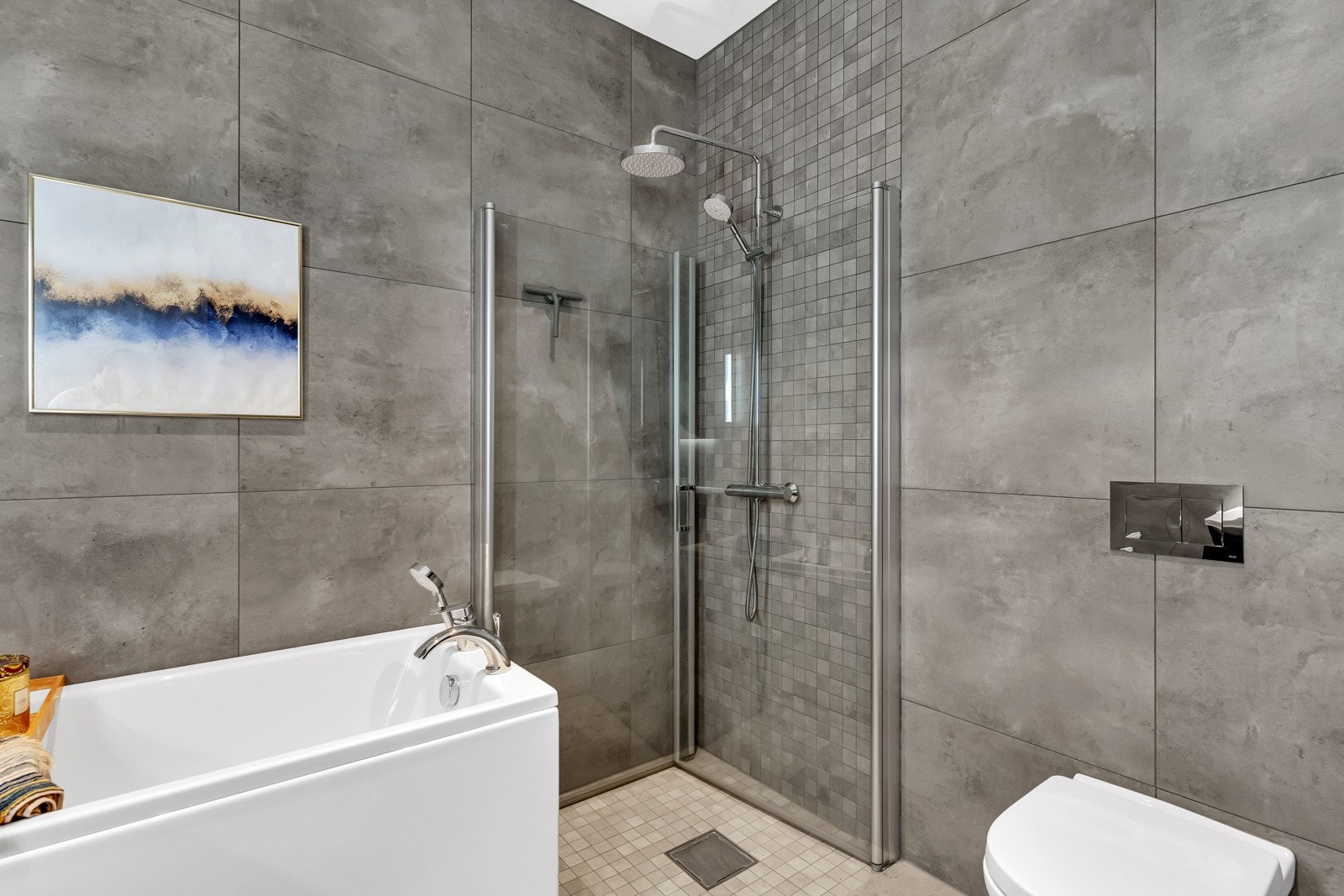 God plass til badekar, dusj og andre bademøblementer. Galleribilde