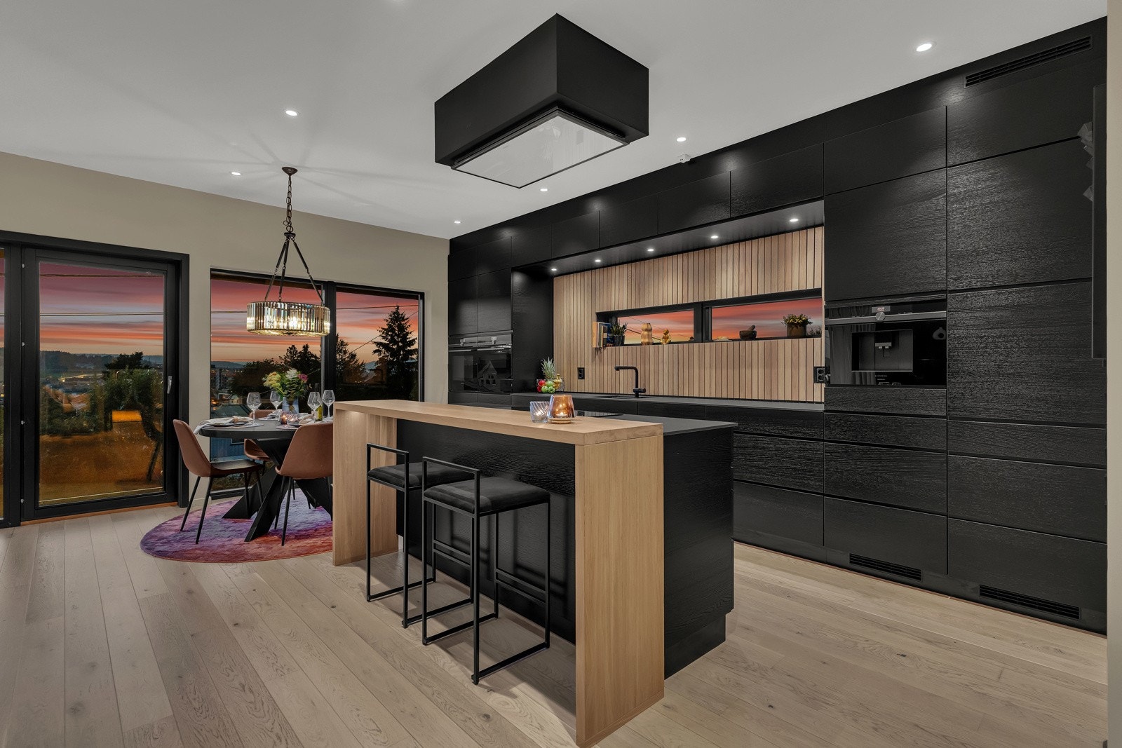 Kjøkkenet i denne boligen er et sted hvor funksjonalitet og design går hånd i hånd Galleribilde