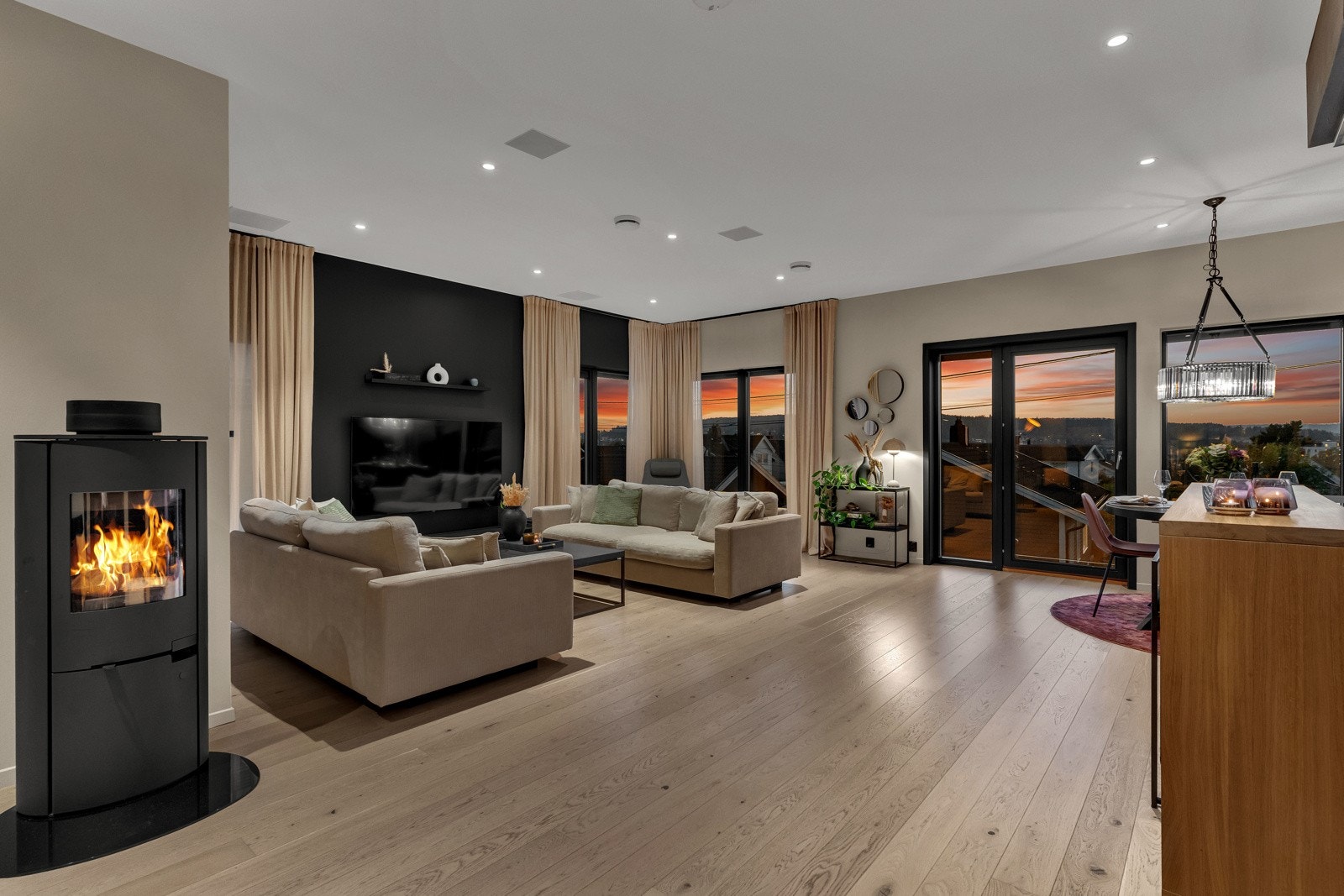 En komplett stue med plass til alt det du trenger og vel så det, uten at romfølelsen settes på spill. Galleribilde