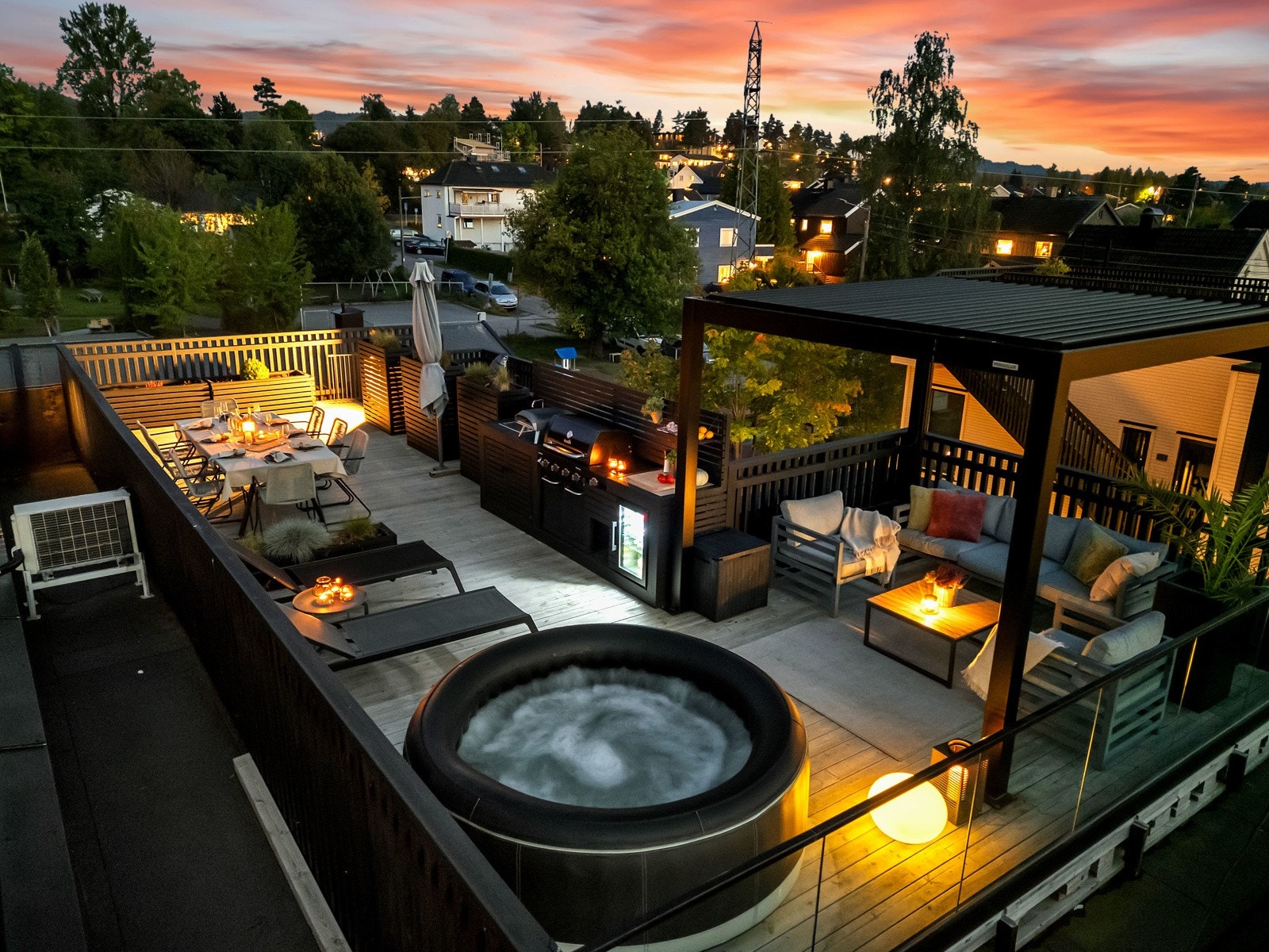 Storslått takterrassen på 54 kvadratmeter gir en unik mulighet for utendørs rekreasjon med nydelig utsikt Galleribilde