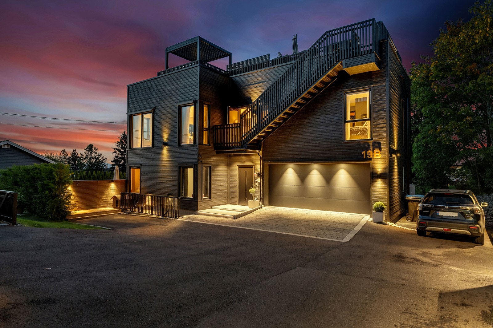 Med et totalt bruksareal (BRA) på 270 kvadratmeter fordelt på tre etasjer, inkludert en kjeller, tilbyr boligen rikelig med plass for den stor-familien og gjester Galleribilde