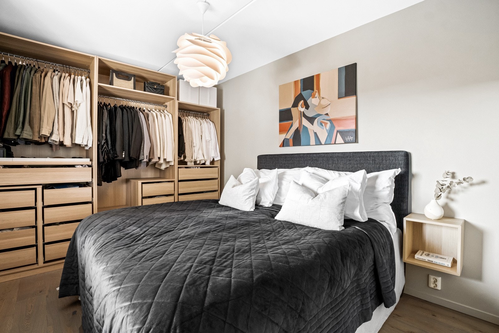 Soverom 1 | Stor PAX-garderobe og god plass til dobbeltseng Galleribilde