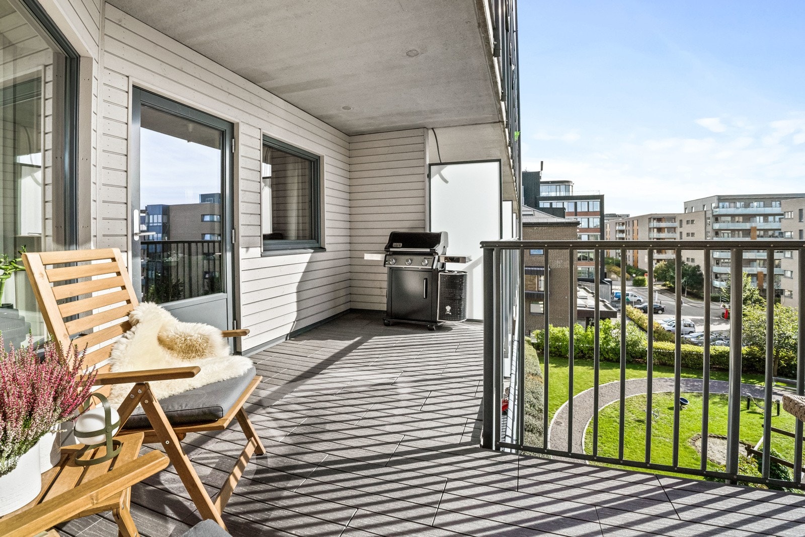 Balkongen har god plass til diverse utemøblement og grill Galleribilde