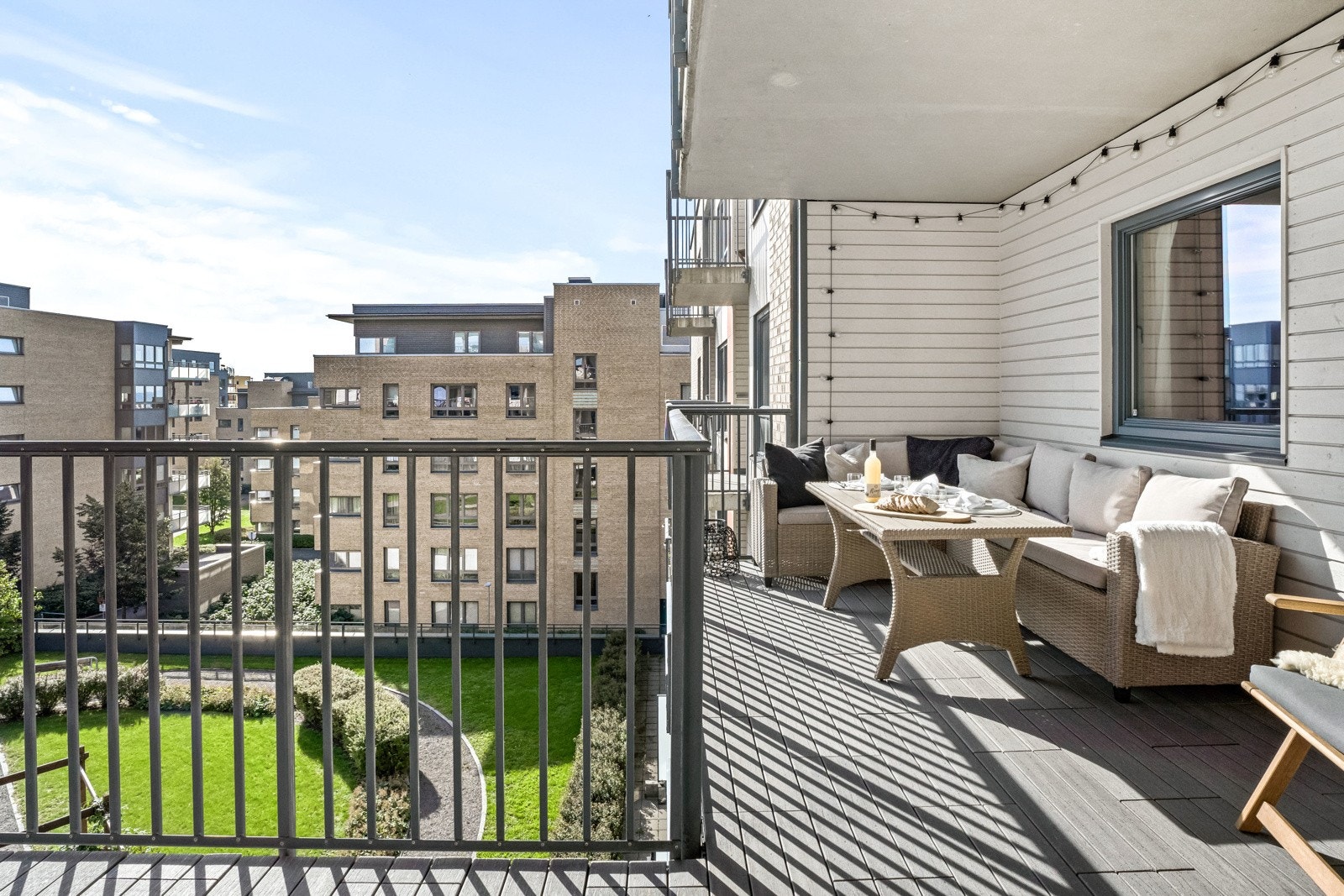 Solrik, sydvendt balkong på 17 m² som vender mot rolig bakgård Galleribilde