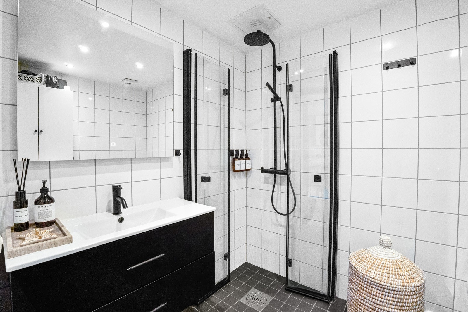 Badet har downlights og gulvvarme | God oppbevaringsplass i underskap, speilskap og overskap Galleribilde