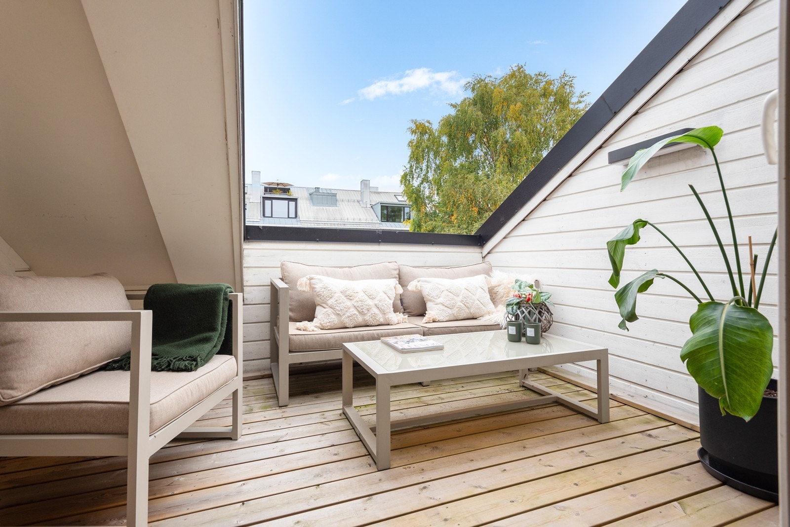 Romslig terrasse vendt mot rolig bakgård - et perfekt sted for late sommerdager! Galleribilde