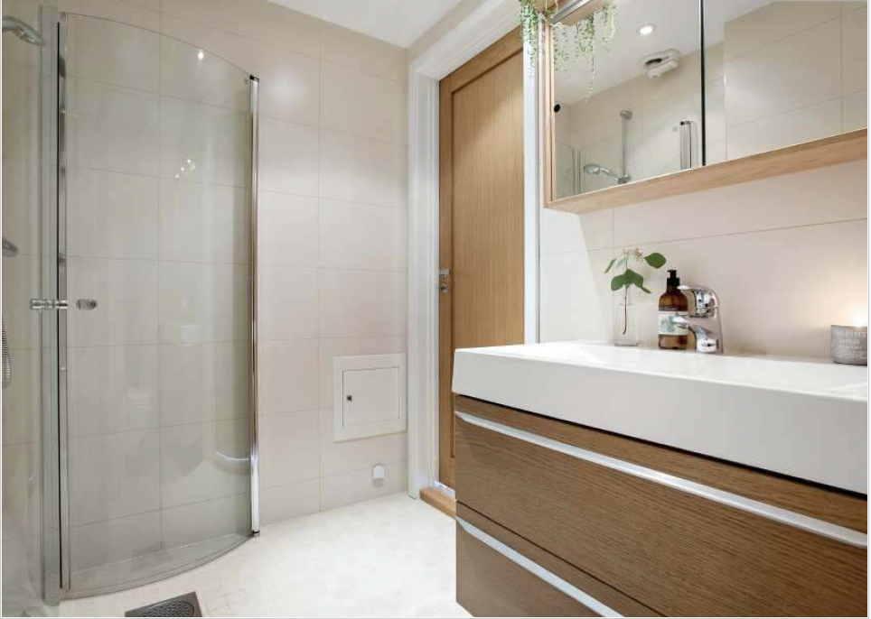 Badet har tidsriktige fliser og innredning Galleribilde