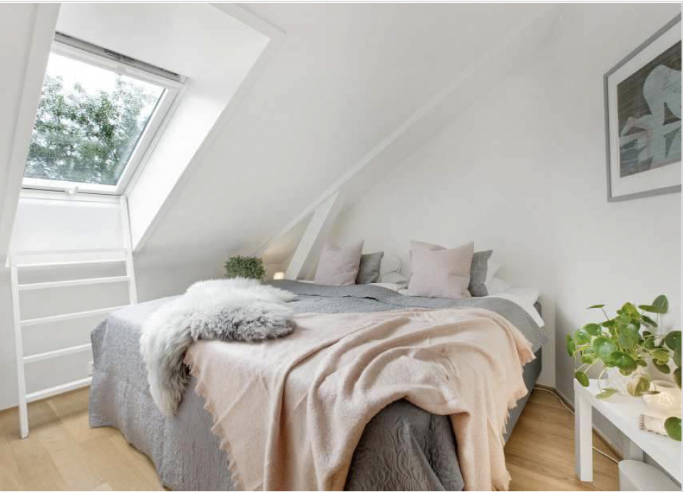 Soverom 1 med plass til dobbeltseng og garderobeskap Galleribilde