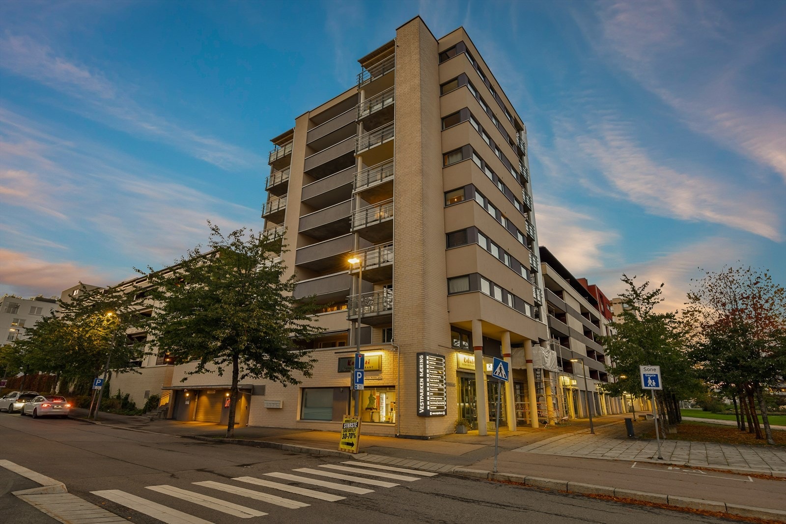 Nærområdet er preget av trivelige gangstier, grøntområder, lekeplasser, spisesteder og servicetilbud m.m Galleribilde