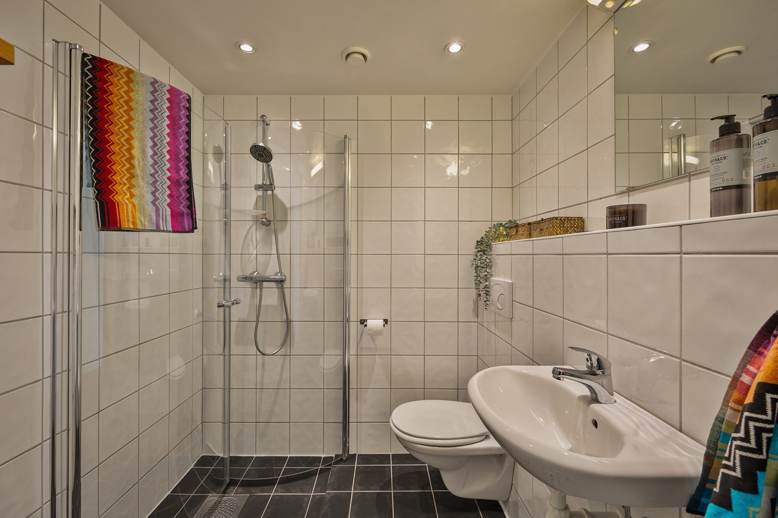 Pent flislagt bad med varme i gulv Galleribilde