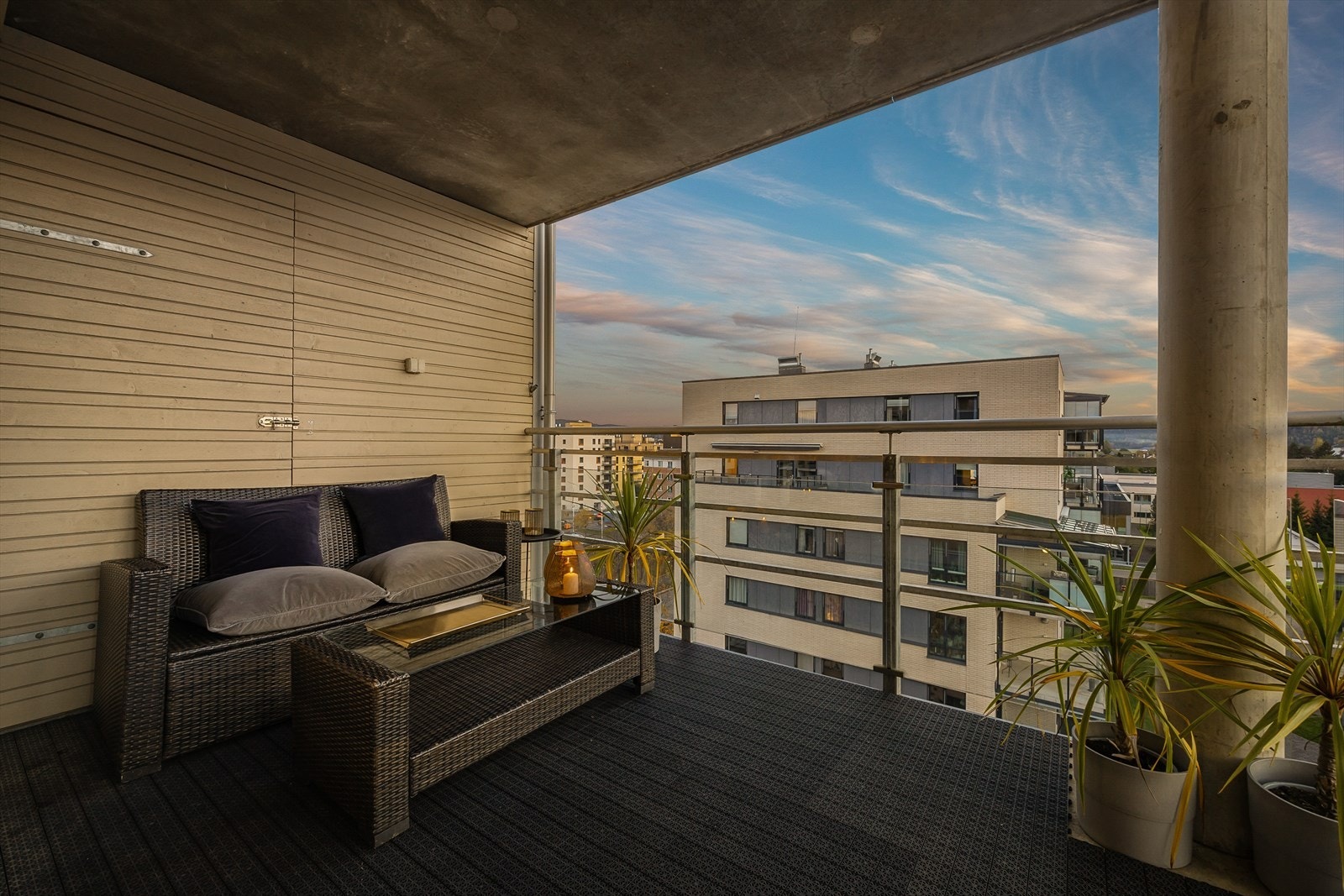 Balkongen har svært gode solforhold. Det er en utvendig bod på balkongen. Galleribilde