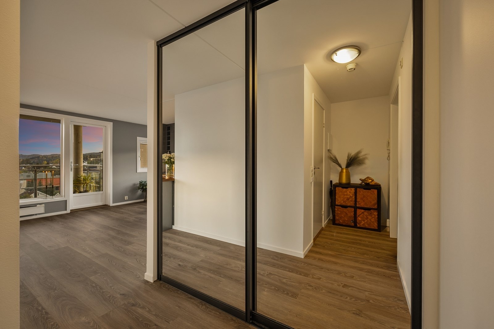 Stor skyvedørgarderobe i tilknytning til entrèen Galleribilde