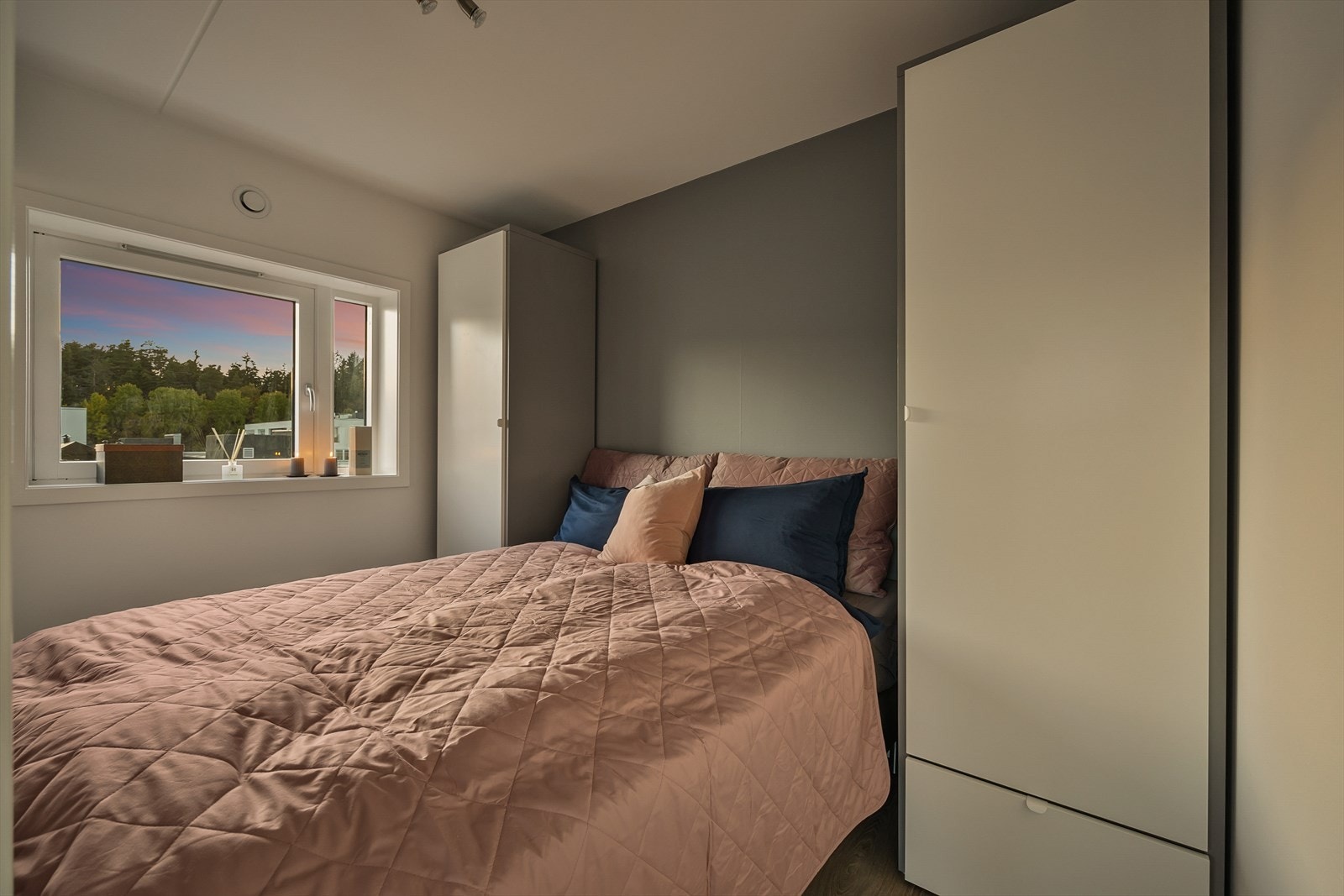 Soverommet er av god størrelse og har store vinduer som sørger for ekstra lysinnslipp. Galleribilde