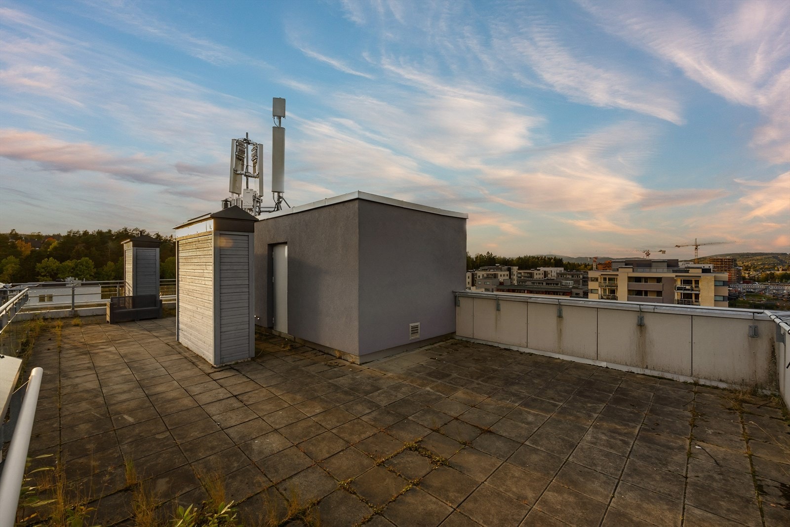 Eiendommen ligger meget sentralt til på Lørenskog med kort vei til alt hva kommunen har å by på, samt nærhet til Oslo, Lillestrøm og Gardermoen. Galleribilde