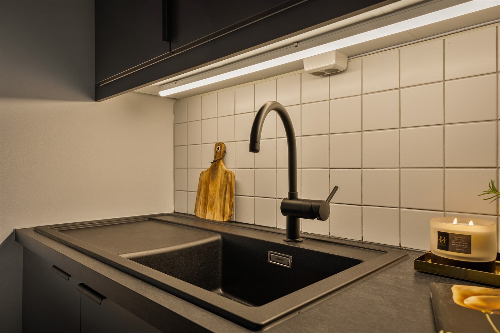 Glatte fronter, nedfelt oppvaskkum og 1-greps blandebatteri. Integrert kjøl/frys, oppvaskmaskin, ovn og platetopp. Galleribilde