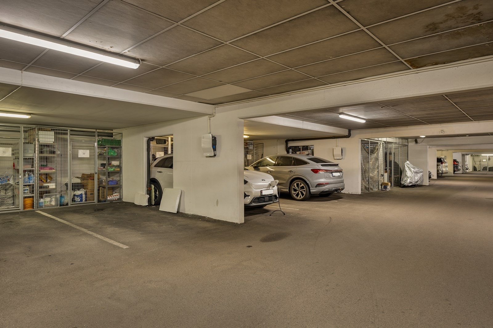 Det kan være mulig å overta eksisterende leieavtale på parkeringsplass i garasjekjeller iflg selger. Konf. megler. Galleribilde