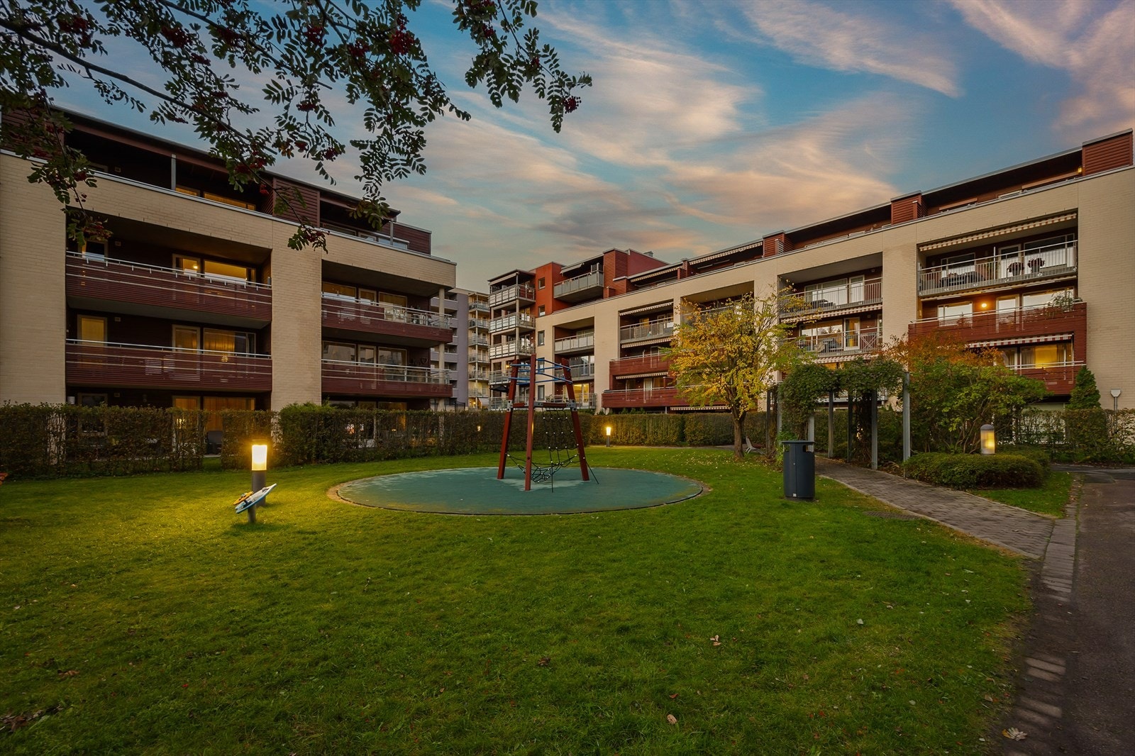 Tunet har meget fine grøntarealer med diverse beplantningg Galleribilde