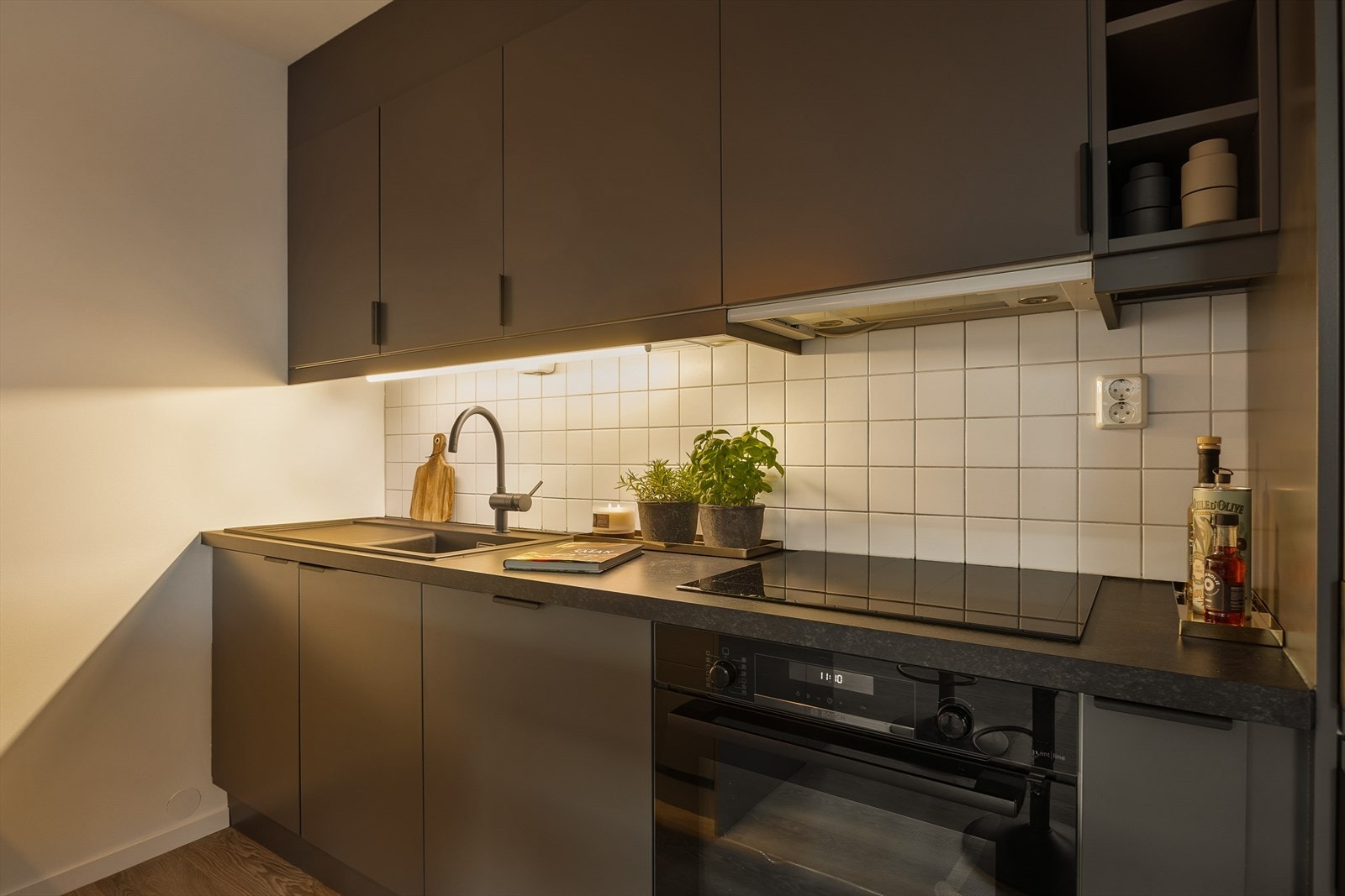 Nyere, tidsriktig kjøkken i flott utførelse Galleribilde