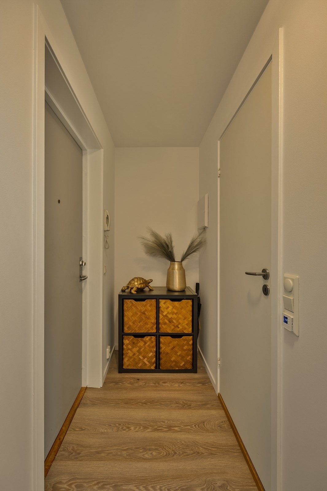 Romslig entrè med gode oppbevaringsmuligheter Galleribilde