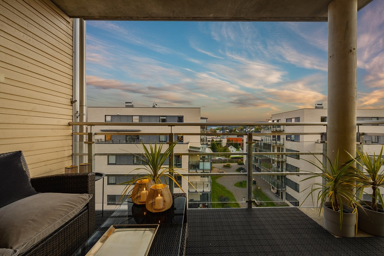 Fra stuen er det utgang til herlig balkong på ca. 8 m2. God plass til både sittegruppe, grill og tilhørende møbler. Galleribilde