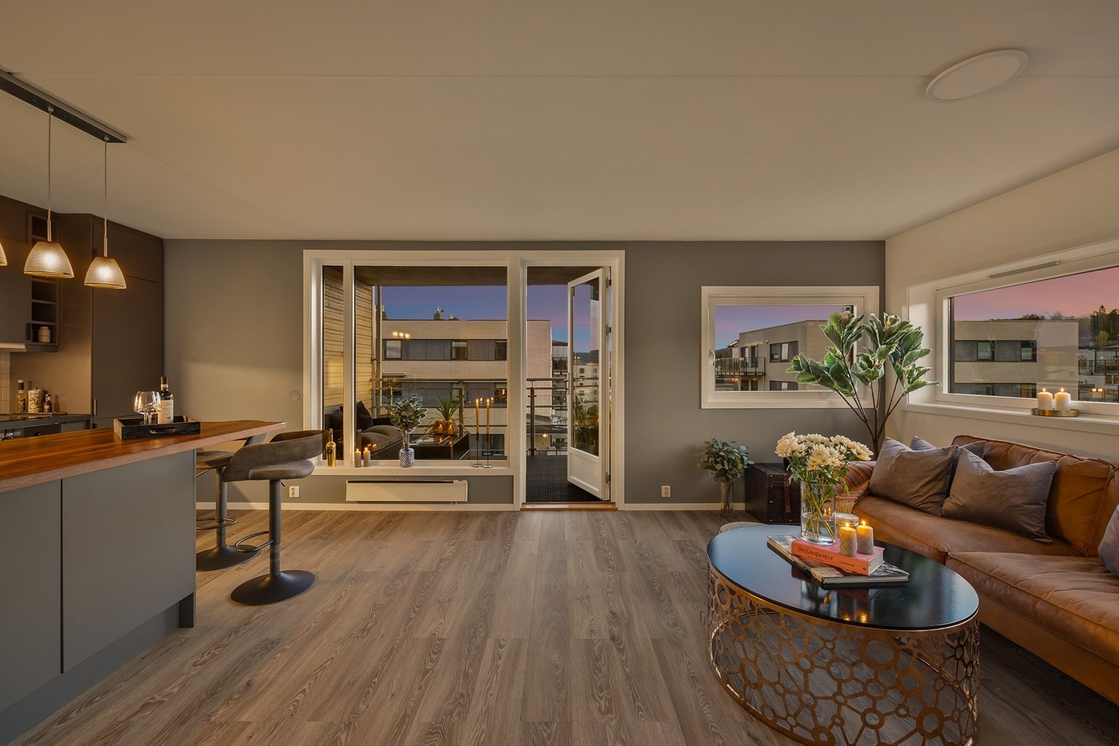 Det er åpen stue-/kjøkkenløsning, perfekt for sosiale kvelder med nære og kjære Galleribilde