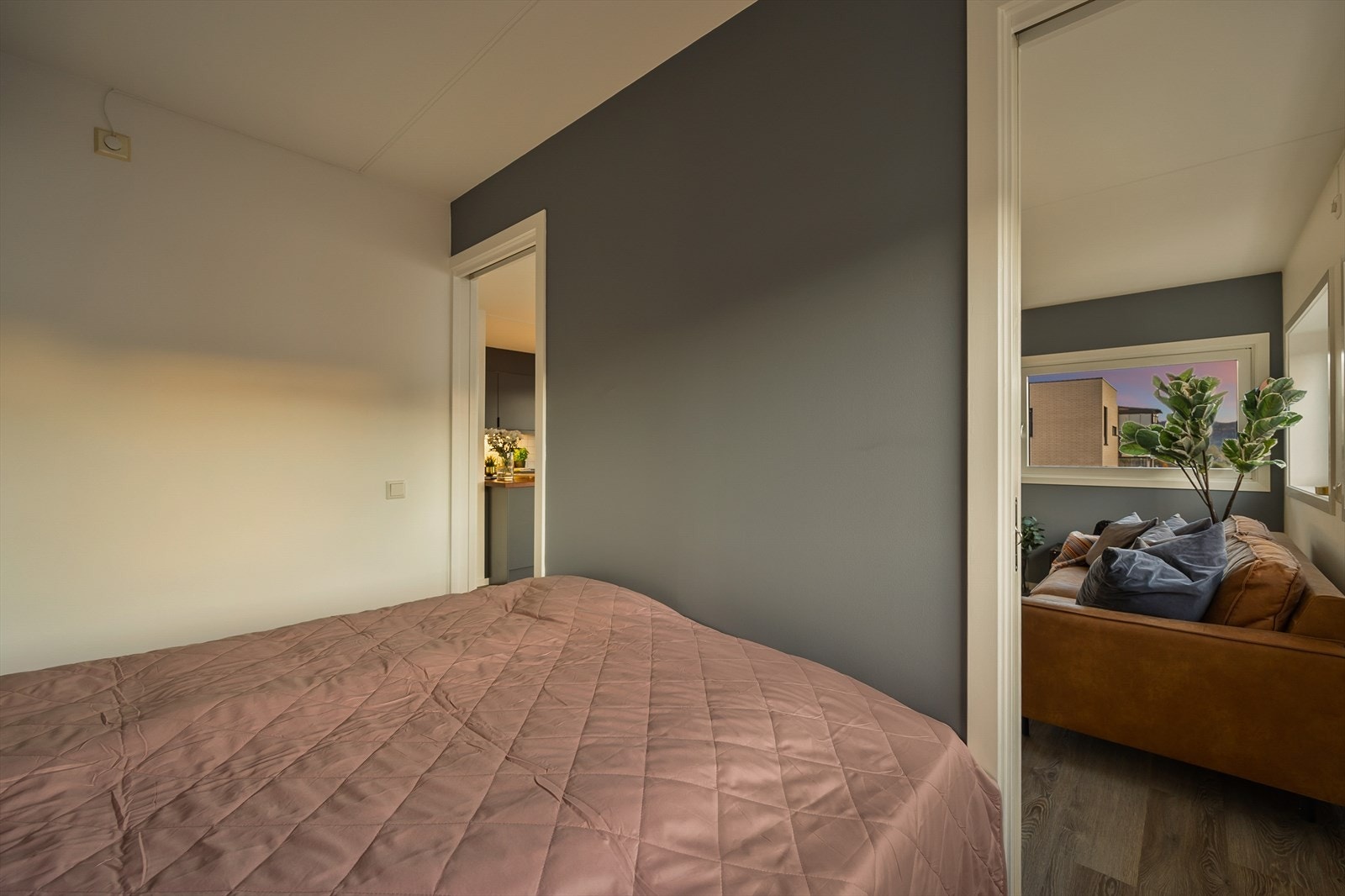 Leiligheten har et flott soverom med adgang fra stue. Galleribilde