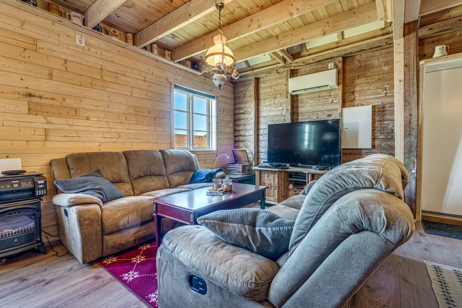 Boligen fremstår overflatemessig med særpreg, det er ivaretatt deler av eldre trekonstruksjon Galleribilde