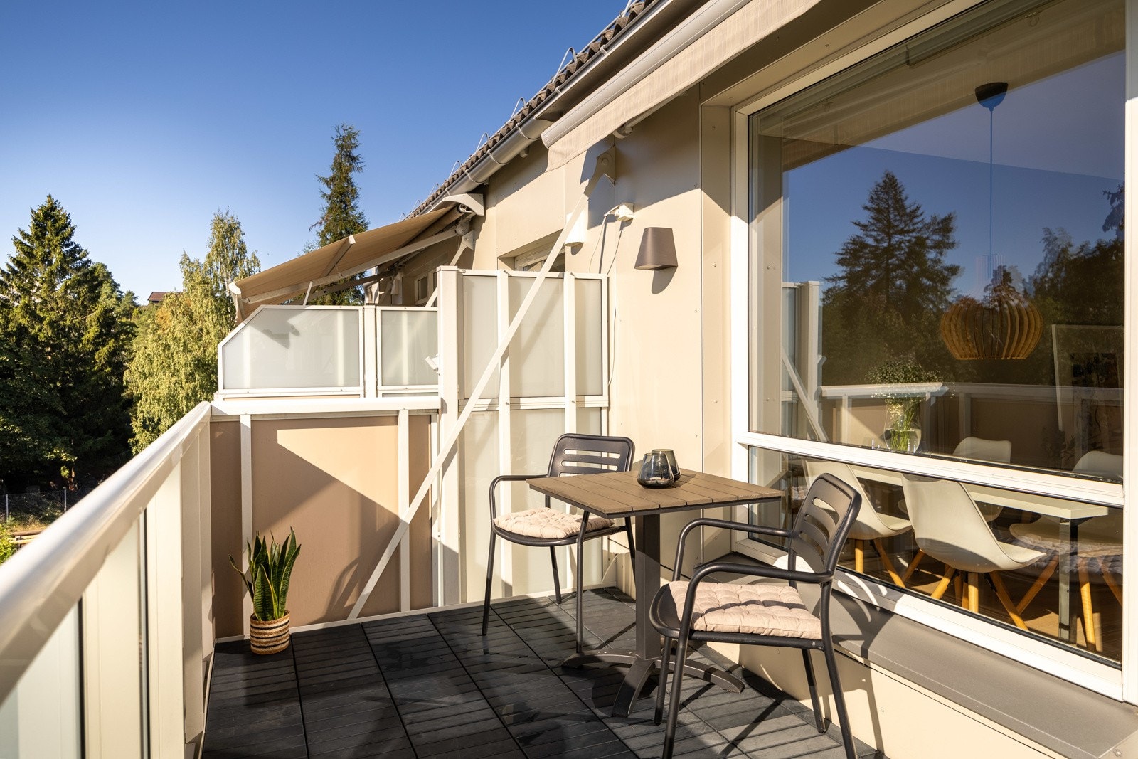 Dette er en lys og koselig leilighet med praktisk planløsning og romslig balkong i et rolig og ettertraktet område. Galleribilde