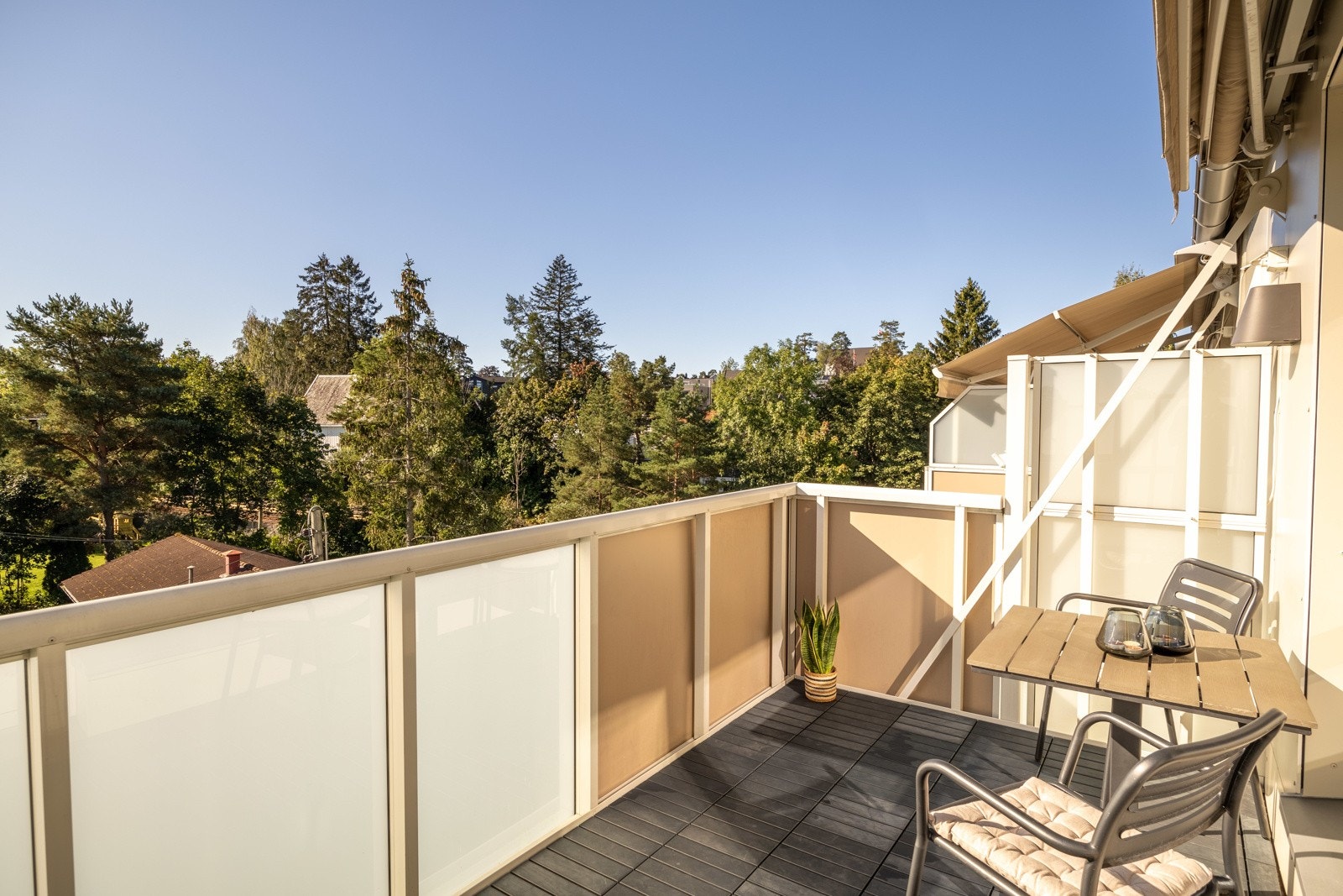 Leiligheten har en solrik balkong med fritt utsyn. De solfylte dagene kan nytes på denne herlige balkongen. Galleribilde