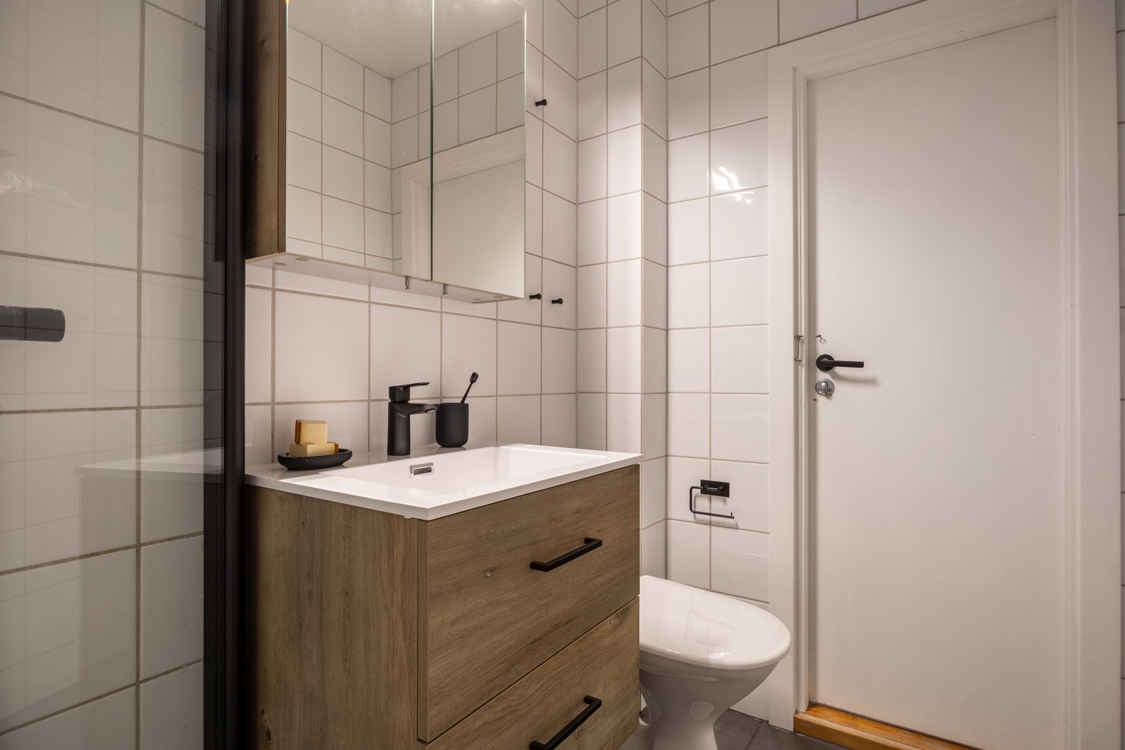 Badet er videre utstyrt med servantinnredning med et praktisk speilskap over. Galleribilde