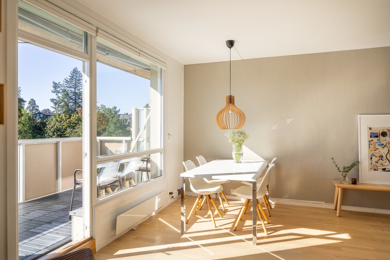 Stuen kan enkelt deles inn i flere soner og tar deg rett ut til en romslig balkong påm 7 kvm, som blir en forlengelse av stuen på fine sommerdager. Galleribilde