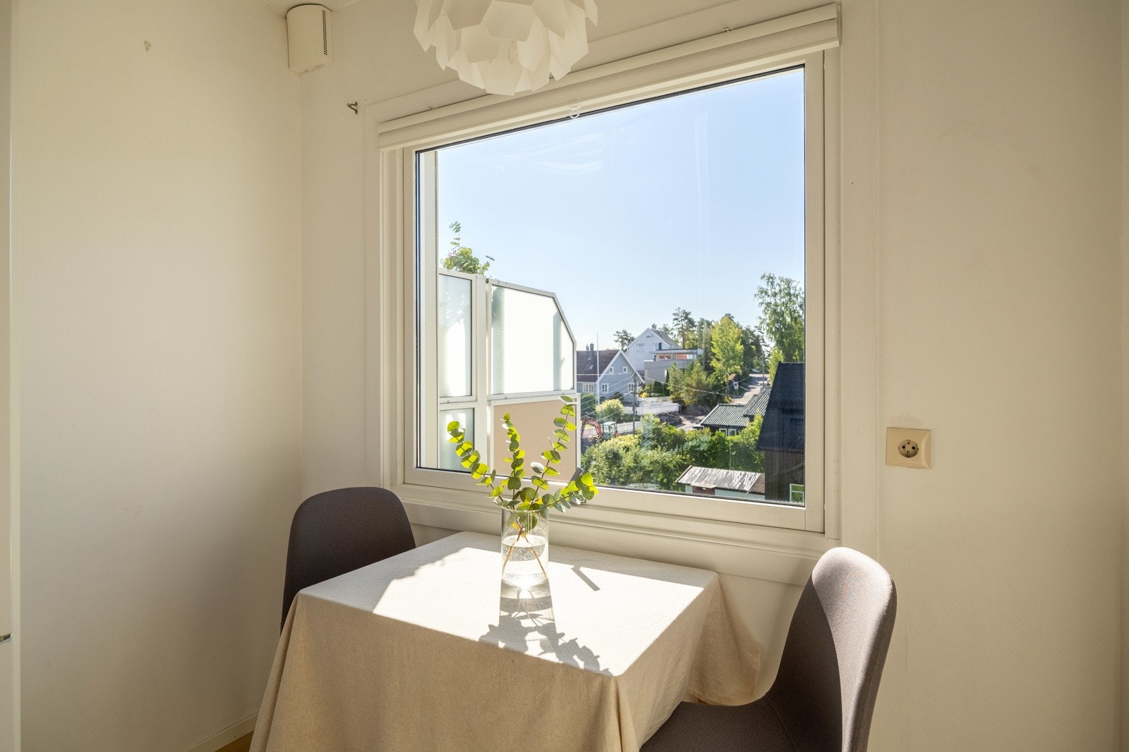 Kjøkkenet har et stort vindu som gir rikelig med naturlig lys. Dette rommer er også mulig å ha som et soverom ved å flytte kjøkken ut i stuen. Galleribilde