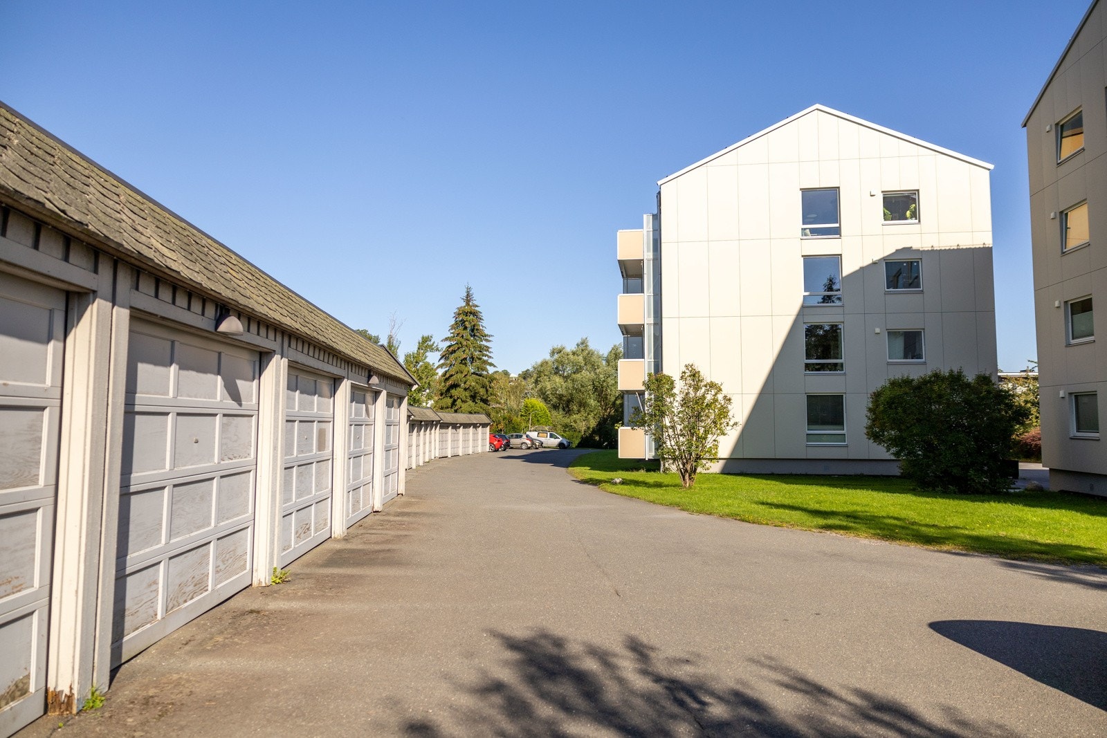 Håvalds vei 6B | Borettslaget har 14 parkeringsplasser og 19 garasjeplasser som man kan sette seg på venteliste for. Ventelisten administreres av styret. Galleribilde