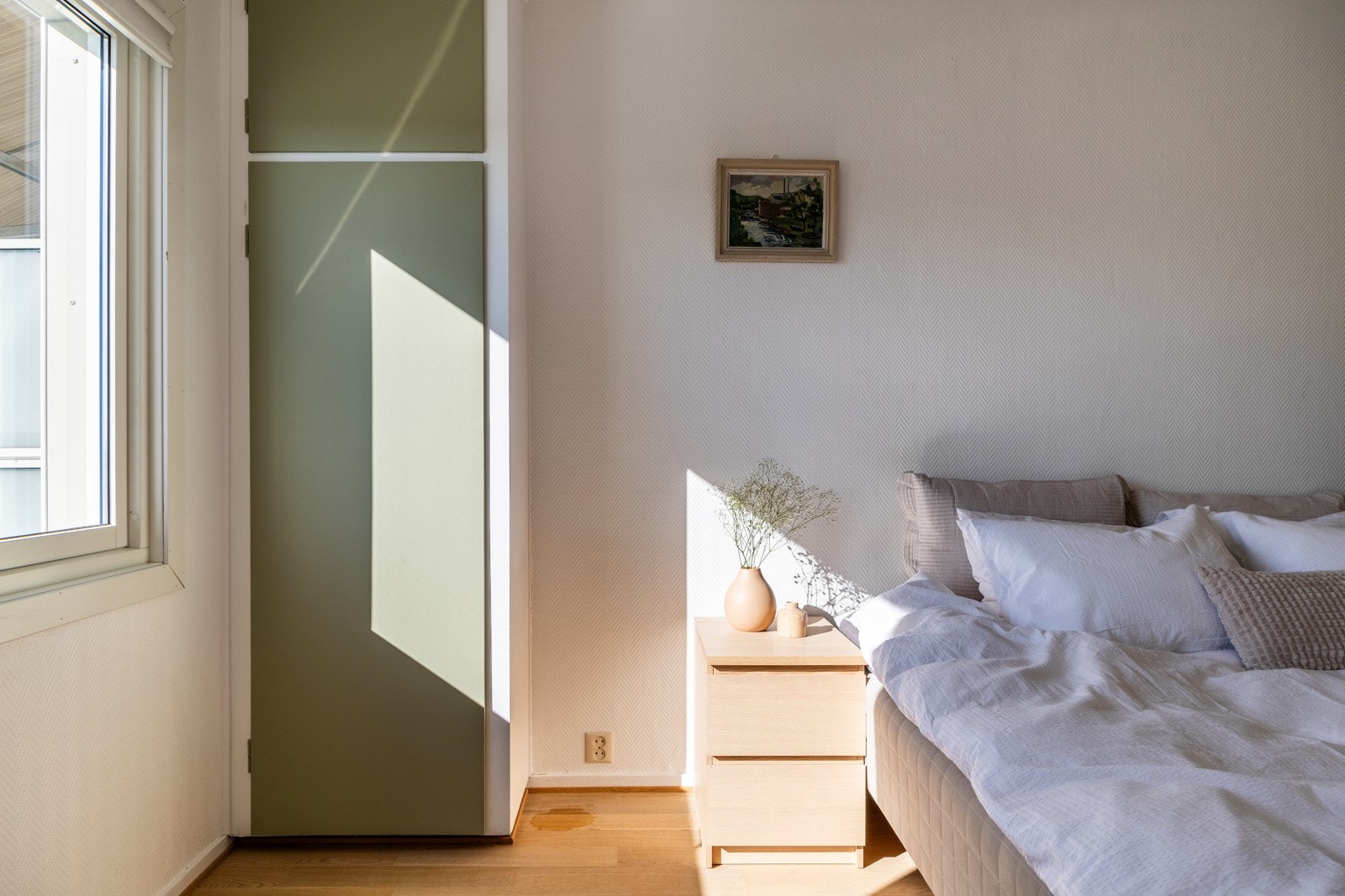 Soverommet får mye naturlig lys gjennom vinduene og gir en behagelig atmosfære. Galleribilde