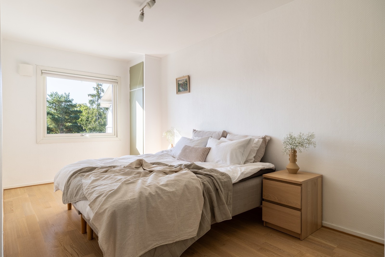 Leiligheten har et romslig soverom med god plass til dobbeltseng og tilhørende nattbord. Galleribilde