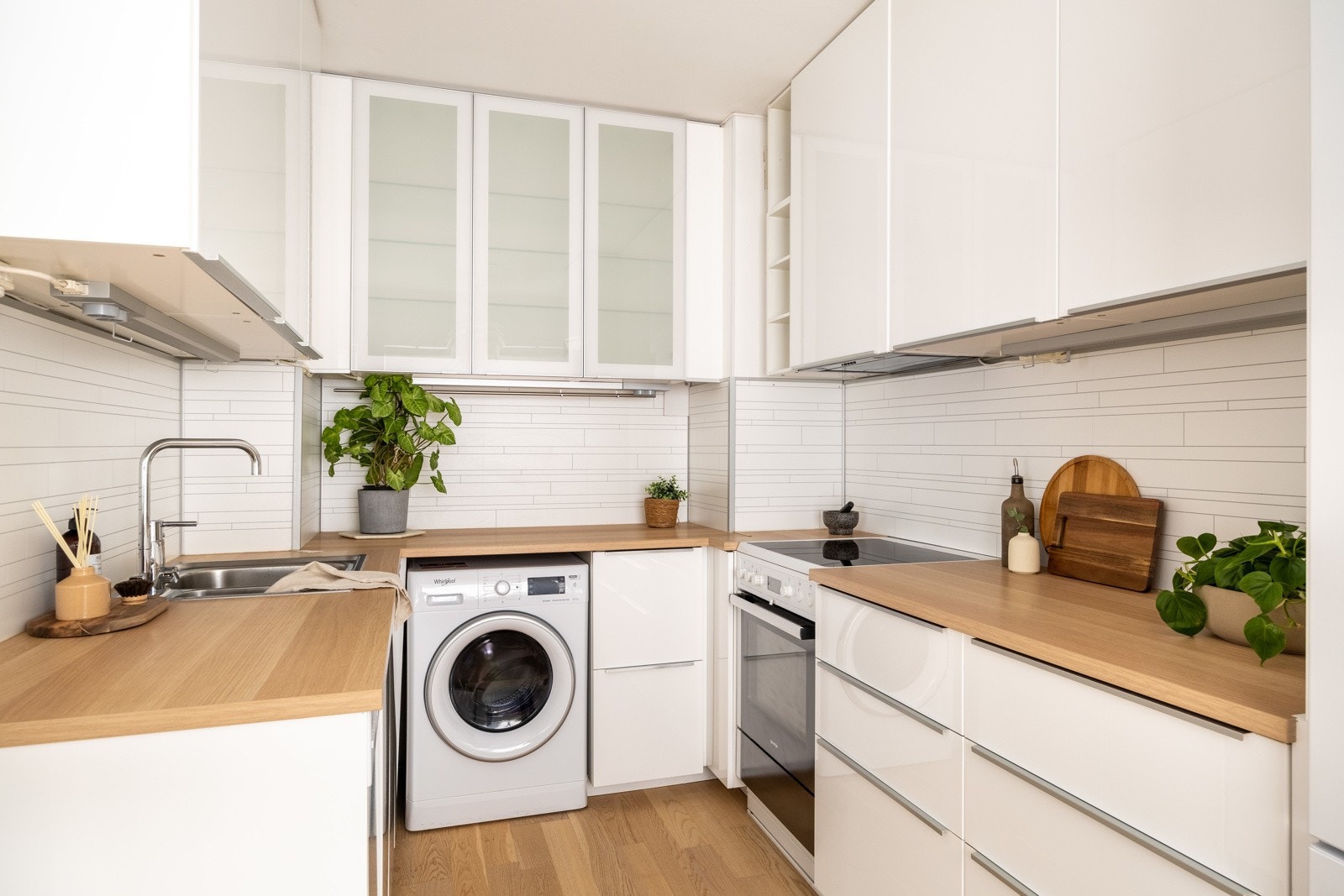 Kjøkkenet har frittstående hvitevarer og opplegg for vaskemaskin. Galleribilde