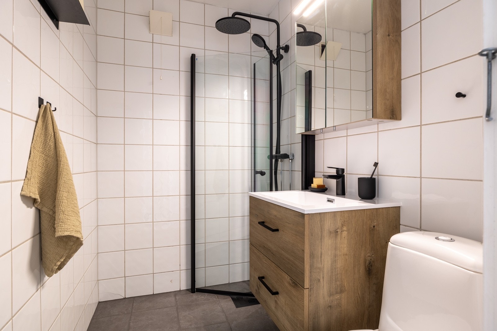 Leiligheten har et flott bad oppgradert i august 2024 med egen dusjnisje med hånd og regndusj. Galleribilde