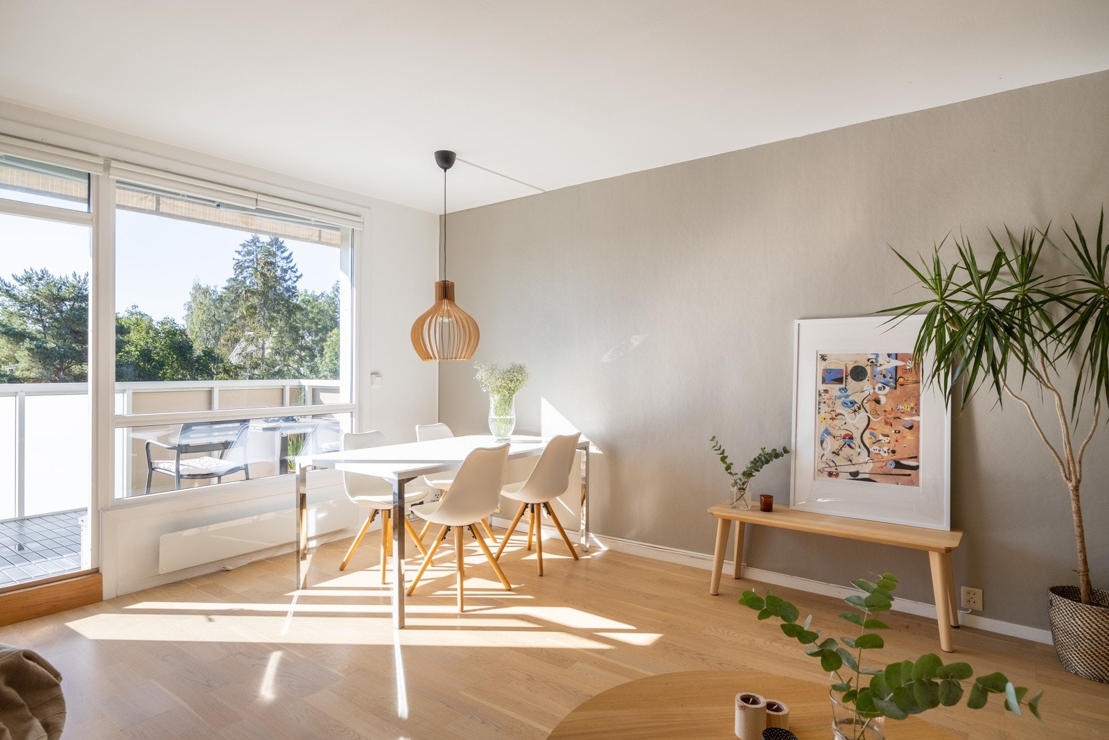 Stuen får rikelig med naturlig lys gjennom vinduene. Galleribilde